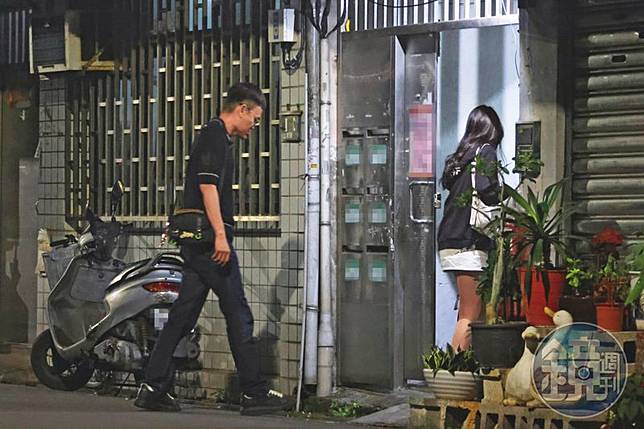 5/1，20：57，張軒銘與吳女一前一後進門，據悉，張軒銘常趁老婆出國比賽德州撲克時偷情。