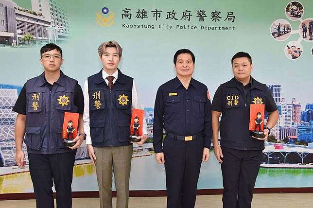 刑事局舉辦全國警察科技偵查競賽，高市刑大科偵隊代表高雄市警察局參加，勇奪搶旗賽第一名，高雄市警察局長林炎田（右2）到場祝賀。（高市刑大提供） 中央社記者洪學廣傳真113年11月10日