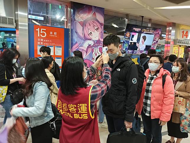 為徹底防堵疫情，南韓中央災難安全對策本部今 (25) 天表示，從26日起大眾運輸司機必須戴口罩，欲搭乘民眾必須佩戴口罩，否則拒絕載送。(示意圖)   圖：首都客運提供