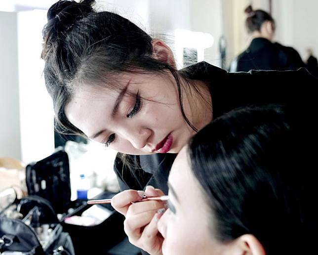 南應大美容系師生首度以團隊方式參與台北時裝週，在壓軸品牌大秀中，包辦模特兒與時裝彩妝造型，技術精湛獲得讚賞。（南應大提供）