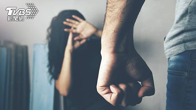 女刺青師和男友同居遭家暴。（示意圖，非當事人／shutterstock達志影像）