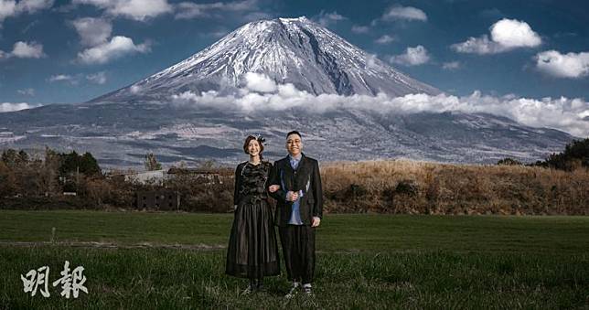 C君與黃天頤到日本拍婚照，有冠雪的富士山作背景，畫面很美。（大會提供）