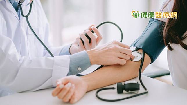 高血壓受很多因素影響，針對已使用3-4種以上高血壓用藥（包含利尿劑）、血壓還無法控制在160mmHg以下的病患，醫師會評估建議「高血壓導管治療」來輔助對血壓的控制。