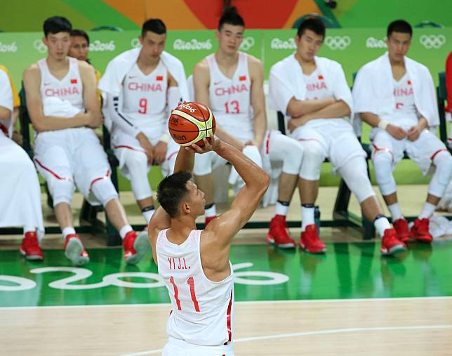 易建聯 (罰球者) 能否帶領中國男籃在自家主場打出佳績呢？不少球迷都睜大眼睛在看著（圖／達志影像）