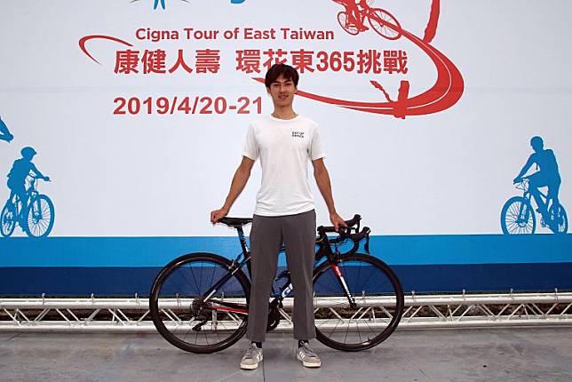 「爬坡王子」王胤之擔任賽事代言人，宣傳環花東365挑戰賽，推廣騎自行車運動。（大會提供）