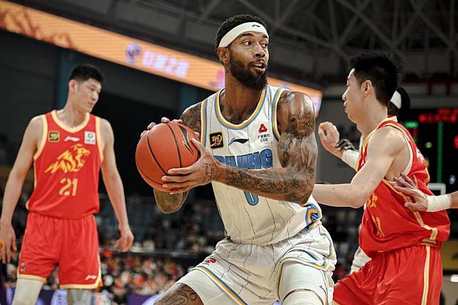 Richard Solomon &copy; of the Beijing Ducks in action during a match against the Zhejiang Lions at the 2024-2025 season of the Chinese Basketball Association (CBA) league in Hangzhou, east China's Zhejiang Province, on Jan. 8, 2025. (Xinhua/Jiang Han)