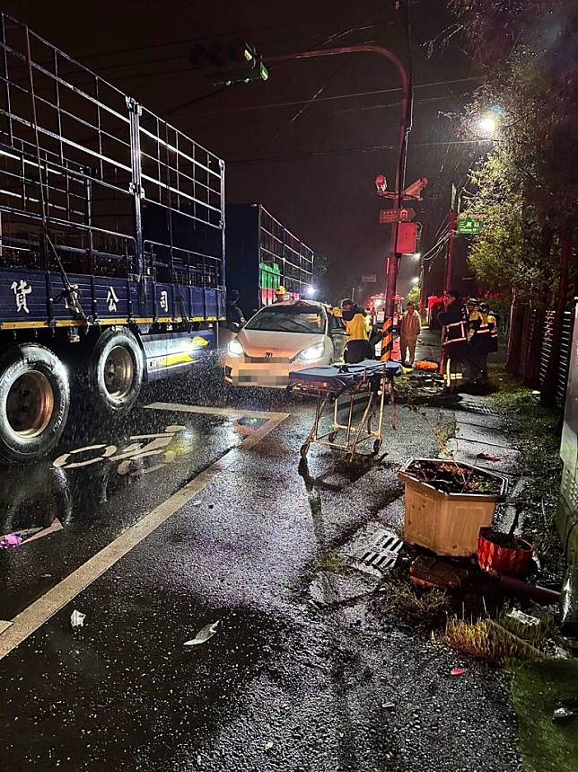 五結鄉二十三日凌晨發生聯結車與自小客車相撞事故，自小客車包含駕駛在內共有五人受傷，三人送醫急救仍宣告不治。（讀者提供，中央社）