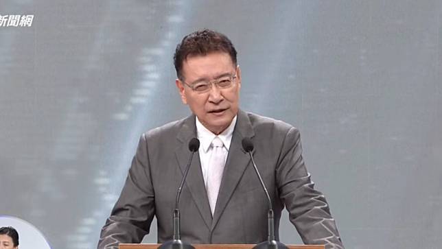 趙少康在辯論會上表示辭去中董職務、若當選捐薪水。翻攝公視直播