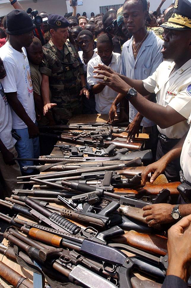  17名美國傳教士與家屬傳遭海地幫派綁架。圖為海地警方日前查獲大量幫派分子槍械。（達志影像／歐新社資料照片）