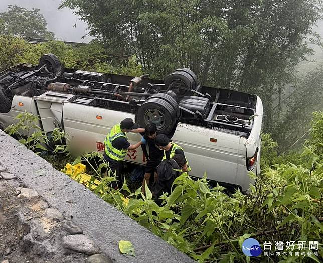 中巴衝出道路翻覆，警消處理中。（仁愛分局提供）