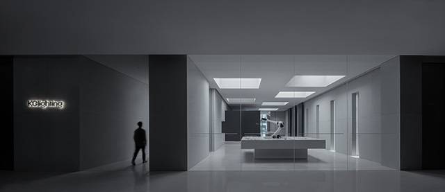 壹所設計工作室以「現實與幻想」作為主軸，大面落地窗將品牌的品項展現於眼前。