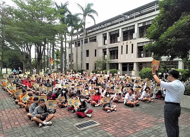 台中市龍井國中分發印有小黃公車二十四路班表，與路線圖的墊板，宣導學子善用大眾運輸工具。（記者陳金龍攝）