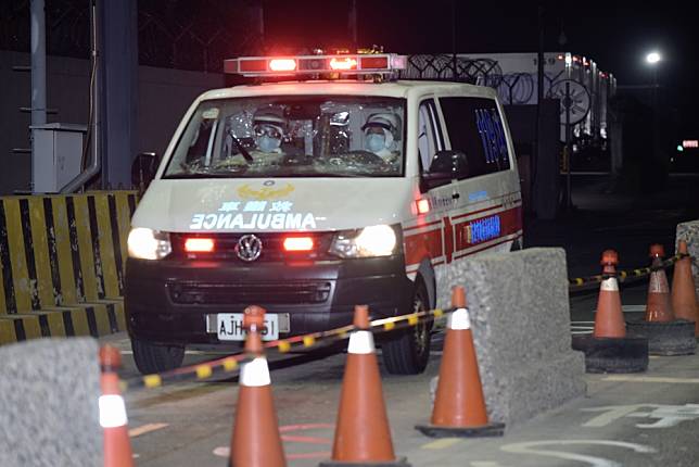 晚間7時左右就有14台救護車、化學車等在場待命，目前包機已安全抵達桃園機場。（張哲偉攝）