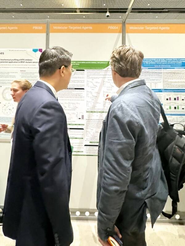 Ethan Seah, Vice President of J INTS BIO, is giving a poster presentation on the preclinical study of its novel oral 2nd generation HSP90 (heat shock protein 90) inhibitor ‘JIN-001’ at the ENA (EORTC-NCI-AACR) Symposium.