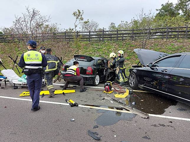 苗栗縣三灣鄉124乙線1.87公里路段24日下午發生死亡車禍，造成2死2傷。警方25日表示，許姓男子酒後駕車載妻兒，因超車不慎釀禍，且車上未安裝兒童安全座椅。 （民眾提供） 中央社記者管瑞平傳真 110年2月25日  
