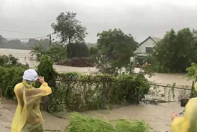 八掌溪洪水溢堤，造成台南後壁上茄苳張姓住家附近積淹水受困。(民眾提供)