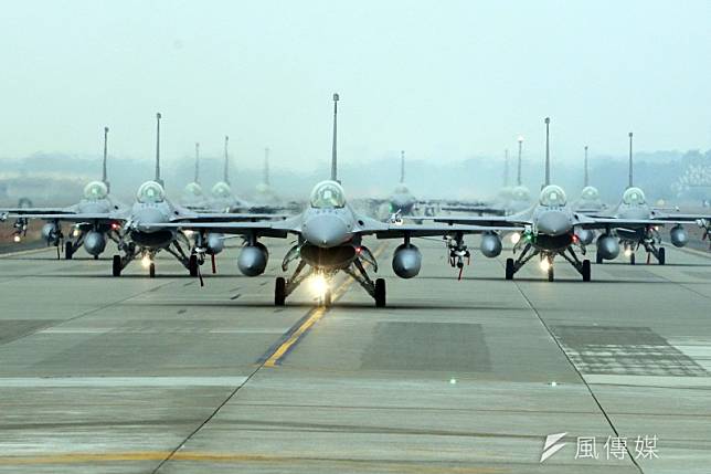 2022年1月5日，台灣空軍F16V BLK20戰機大象走路。（蘇仲泓攝）
