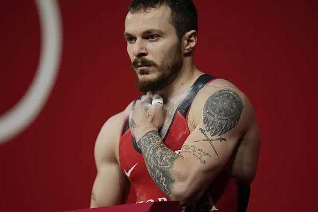 歐美運動員身上常見的刺青，圖為東京奧運喬治亞舉重選手米希維利澤（Shota Mishvelidze）。（AP）