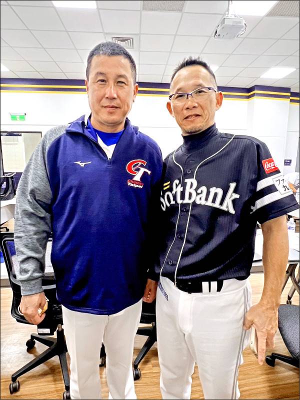 U23培訓隊總教練郭李建夫(左)與日職紅隊總教練關川浩一，兩人球員時期在阪神是投捕搭檔。(棒協提供)