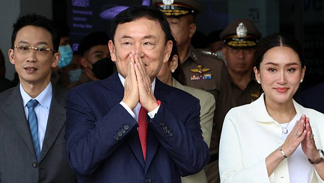 泰國前總理戴克辛2023.8.22搭機返回泰國曼谷，他的么女、為泰黨國會下議院議員貝東丹赴機場接機。路透社