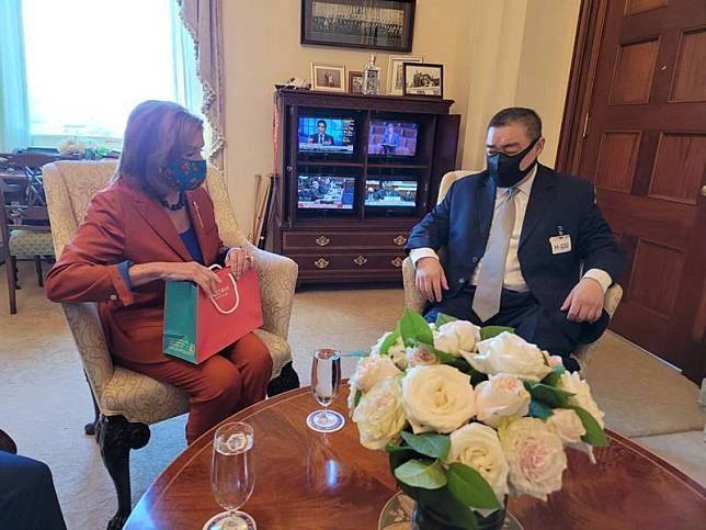 吾爾開希(右)2021年9月曾赴美拜會美眾議院議長裴洛西(左)。(圖翻攝自吾爾開希臉書)