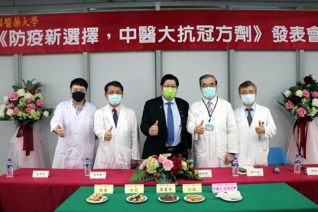 中國醫大團隊研發防疫新選擇「抗冠方劑」。（楊文琳攝）