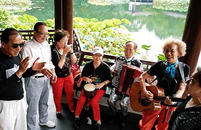 This undated photo shows members of the Fenghe Band rehearsing at one of their favorite spots, a pavilion at the West Lake, in Hangzhou, capital of east China's Zhejiang Province. (Xinhua)