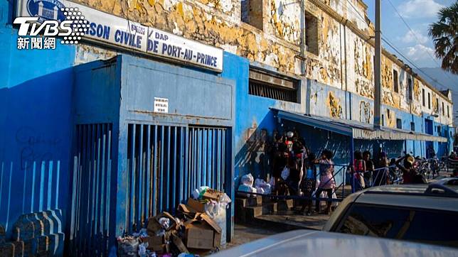 海地太子港的監獄外堆滿親屬要送給囚犯的食物及物資。（圖／達志影像美聯社）