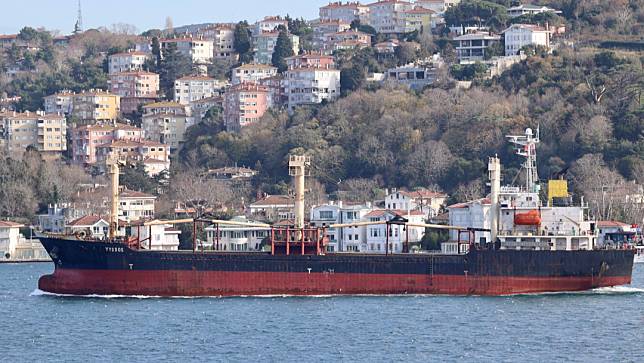 掛著巴拿馬國旗的Vyssos貨輪2023年12月25日行經博斯普魯斯海峽前往黑海。路透社