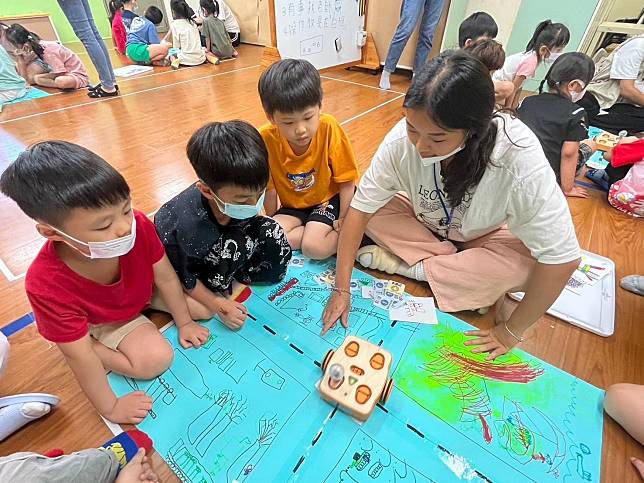 平鎮幼兒園與南大師培跨域攜手，以孩子熟悉的積木為媒介， 透過遊戲化學習經驗培養問題解決能力。圖：教育局提供