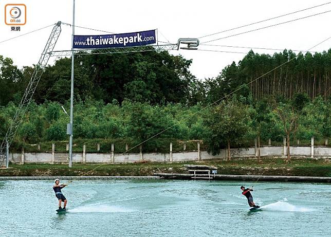 Thai Wake Park Pattaya提供鋼索滑水設施，成了當地X Gamer的一大蒲點。（單身旅子攝）