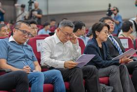 台灣民眾黨創黨暨前黨主席柯文哲（中）與民眾黨秘書長周榆修（左）。（圖／資料照片，圖源：台灣民眾黨提供）