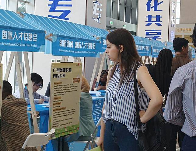 A young foreigner looks on at a job fair at a talent market in Xi'an, northwest China's Shaanxi Province, May 17, 2024. (Xinhua)