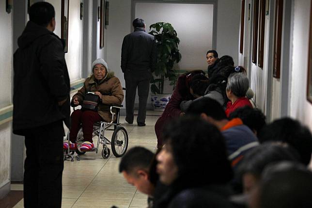 Waterdrop service staff have been going around hospitals in China asking patients to initiate crowdfunding projects and exaggerating their stories to attract sympathy and donations, according to an undercover media report. Photo: Reuters