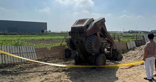 離奇！7旬工人外出工作整晚失聯　發現已是仰躺壓在推土機下死亡