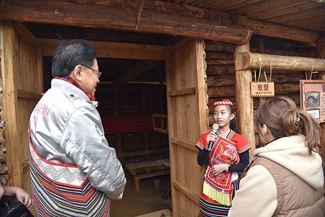 泰雅文化學習場域建築包含家屋、穀倉、望樓、雞舍及烤火寮等主要建築及附屬建物，由原民學生擔任解說大使。圖：教育局提供