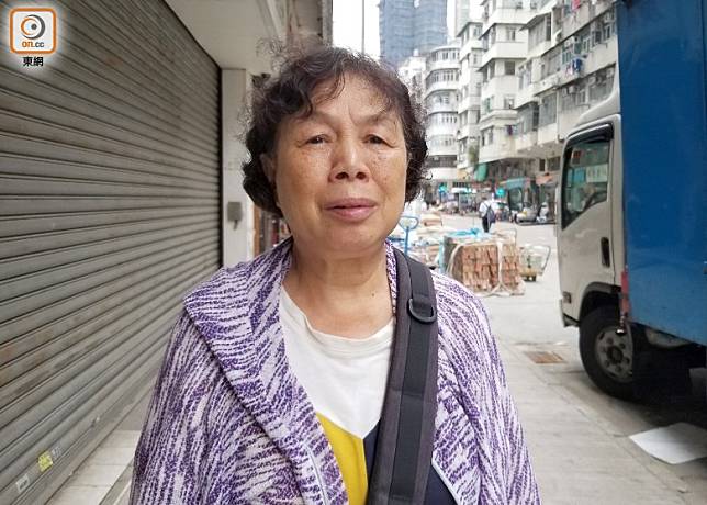 孔婆婆指，頸部現時仍沒法正常左右轉動。(何青霞攝)