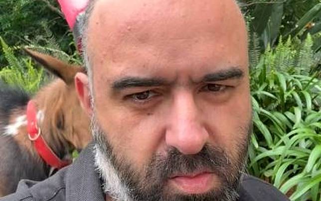 羊激動猛撞！　男子套保護套一勞永逸悠閒喝咖啡