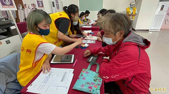 新竹縣竹北市今天開始到下週六受理線上申辦每人6000元的防疫紓困金，到中午超過2.5萬人申請。(記者黃美珠攝)
