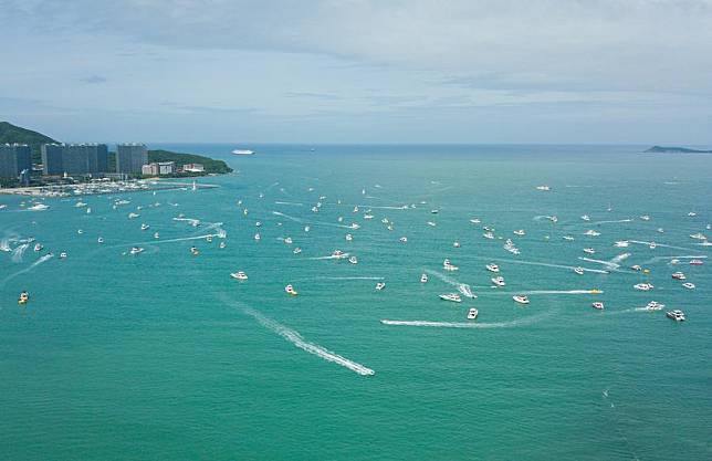 An aerial drone photo taken on July 23, 2024 shows tourists taking yachts in Sanya, south China's Hainan Province. (Xinhua/Pu Xiaoxu)