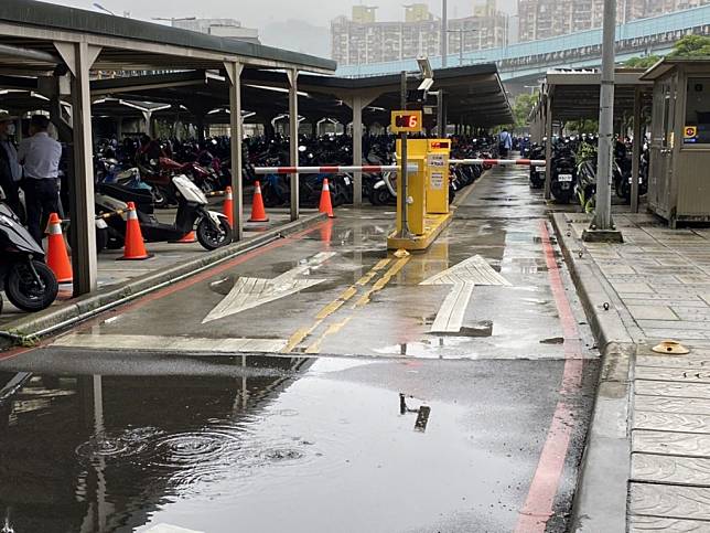 由於南站停車場營運成本提高，進出口處積水，立委蔡適應、議員鄭文婷、童子瑋等人現場會勘，同時允諾優惠在地里民停車。（記者張上耕翻攝）