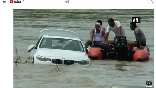 百萬名車被推入河中，令人相當傻眼。圖／翻攝ANI NEWS Official YouTube