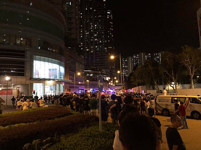 唐賢街昨晚有示威者聚集，警方其後拘捕一名13歲男童以及一名19歲男子。（市民提供）