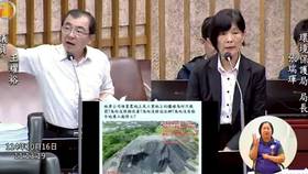 美濃大峽谷、大坪頂柏油山爭議未歇，高市議員王耀裕今（10/16）再爆大寮地區遭地勇公司堆置「爐碴山」逾15年，農民憂地下水受汙。截自高市議會官網