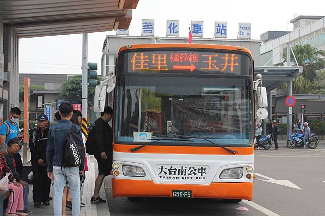 大台南首創公車「智慧等車」系統，民眾不再癡癡等公車。（圖：南市府提供）