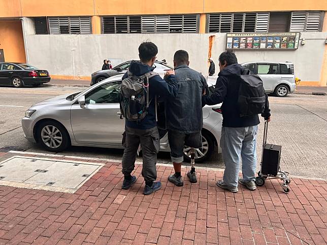 警西九龍打擊行乞拘9內地男女 (警方圖片)