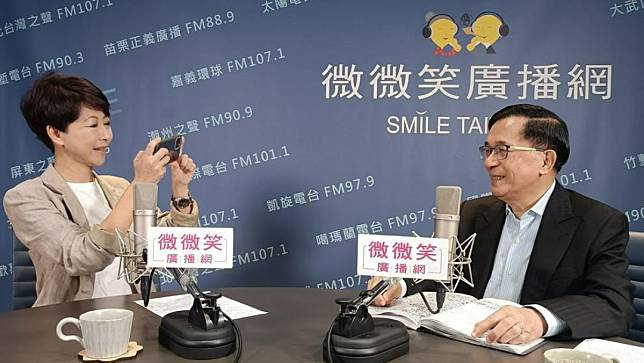 民進黨立委陳亭妃接受前總統陳水扁上的廣播電台專訪。 微微笑廣播電台提供