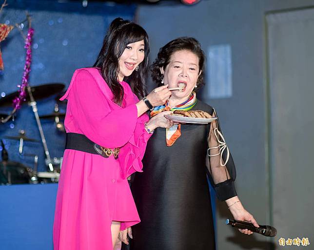紫君(左)發片記者會，嘉賓陳淑芳。(記者王文麟攝)