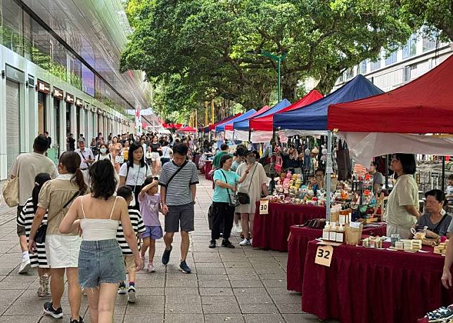 有團體在尖沙咀栢麗購物大道舉辦大型的基層墟市