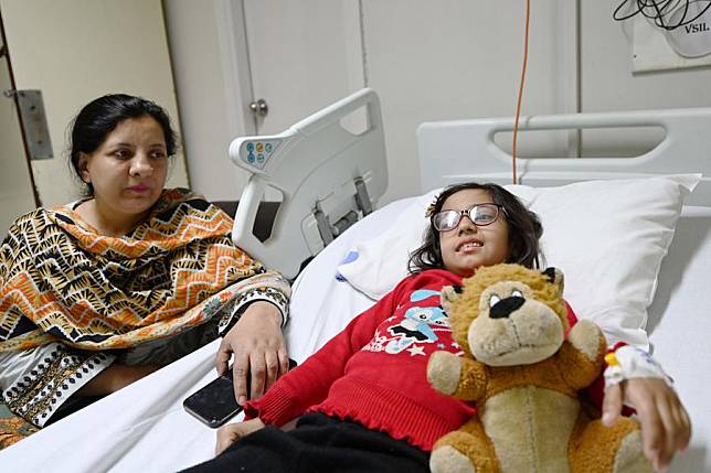 A mother takes care of her child after a procedure operated by Chinese doctors to cure her ailing heart at a hospital in Rawalpindi, Pakistan on Jan. 23, 2025. (Xinhua/Ahmad Kamal)